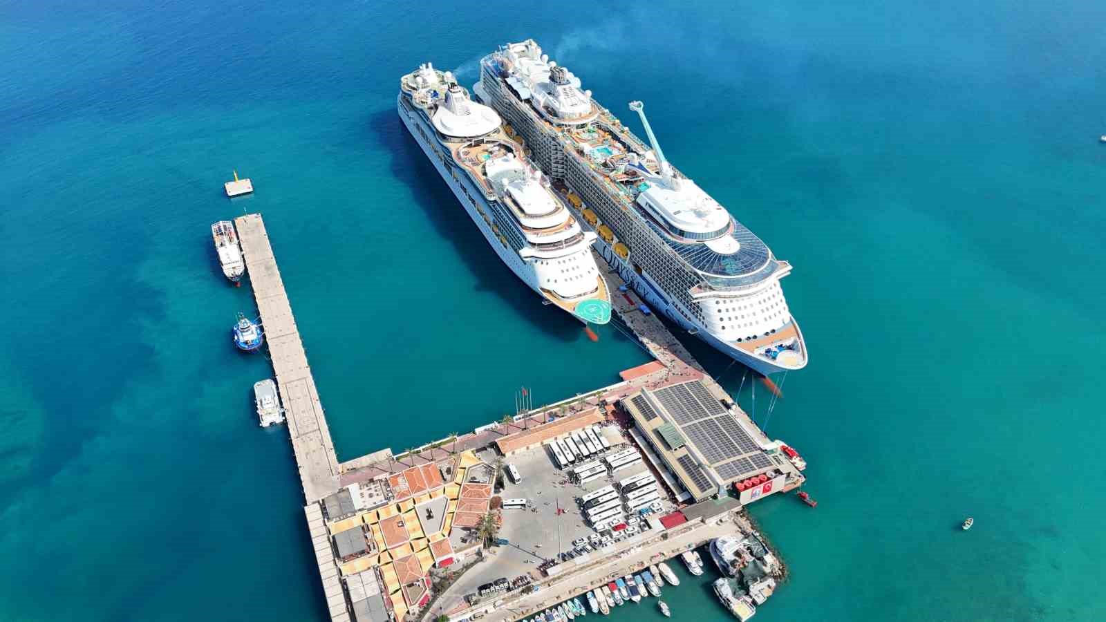 Kuşadası’na iki kruvaziyerle 6 bin 409 turist geldi