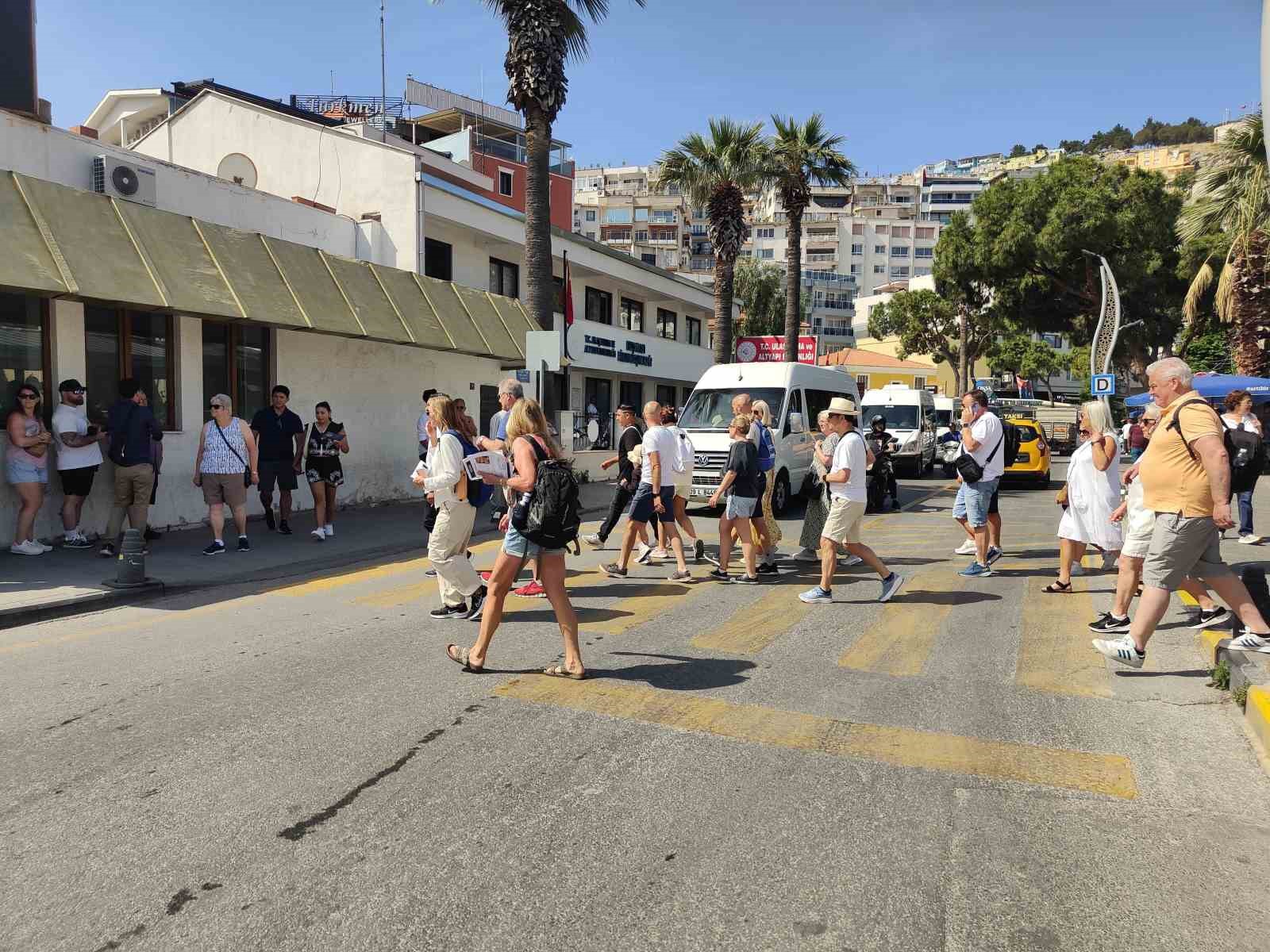 Kuşadası’na iki kruvaziyerle 6 bin 409 turist geldi
