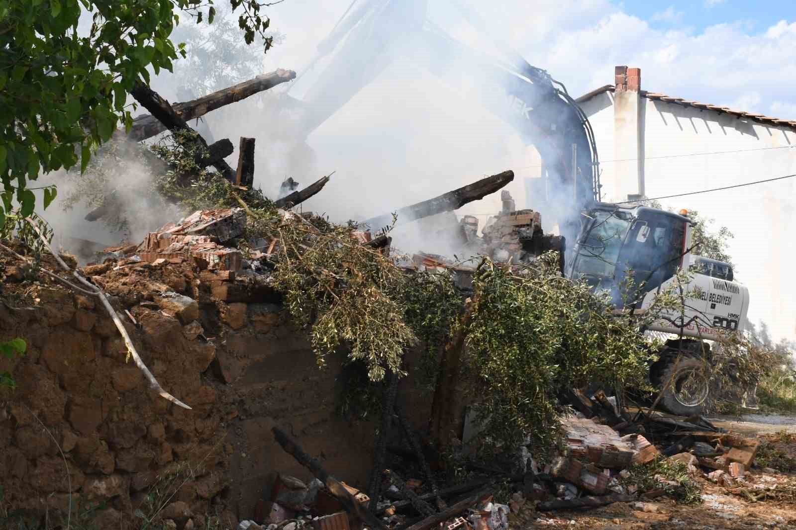 Bilecik’te 3 katlı metruk evde yangın