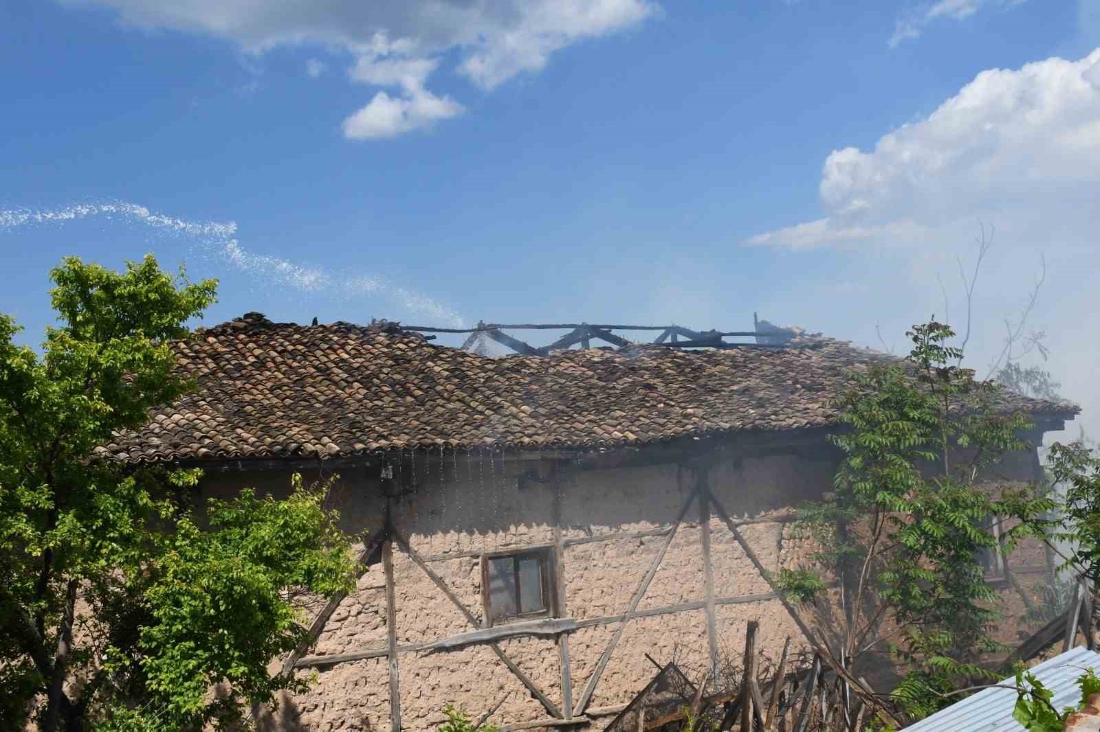 Bilecik&rsquo;te 3 katlı metruk evde yangın
