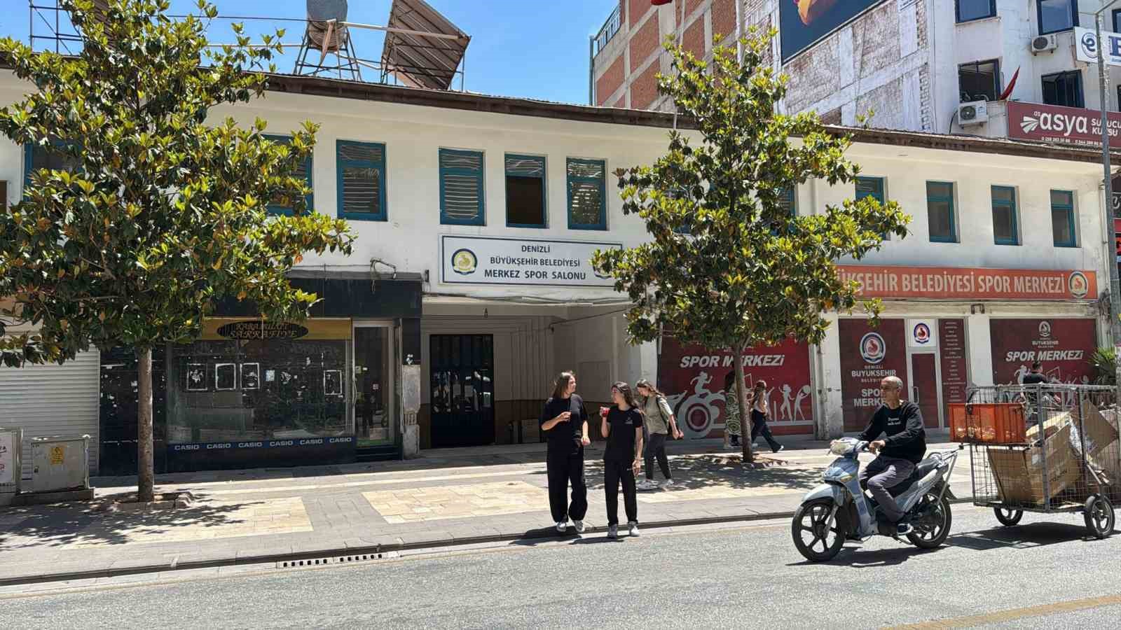 Tatar; "Büyükşehir, 69 yıllık değeri yıkmak yerine Denizli’ye kazandırmalı"
