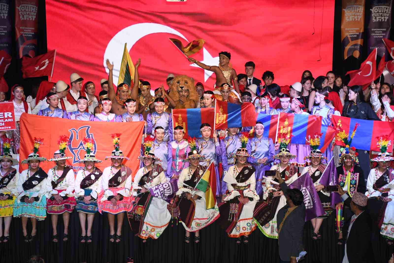 D&uuml;nyanın d&ouml;rt bir yanından gelen gen&ccedil;ler Bursa&rsquo;da buluştu
