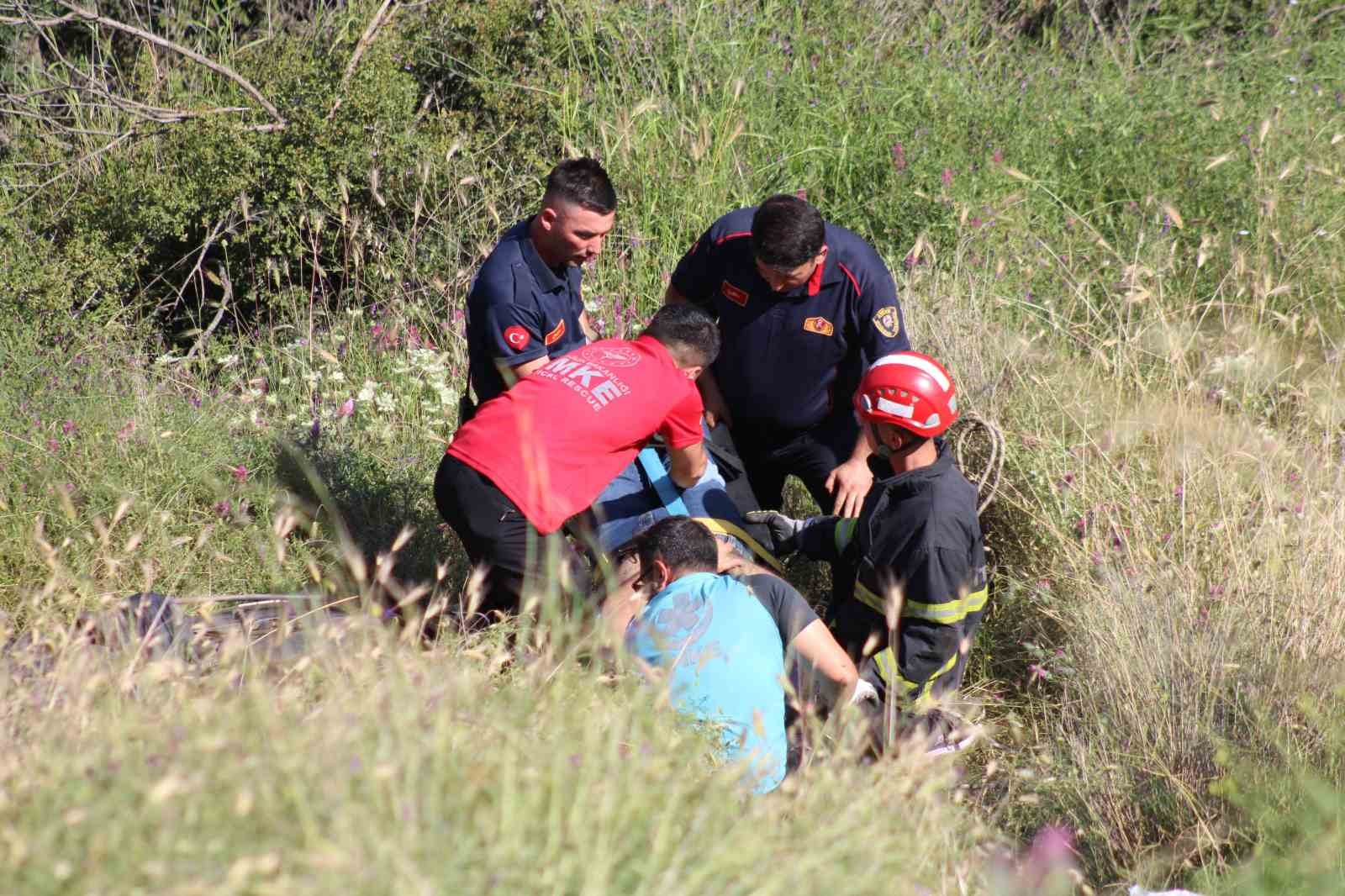 Virajı alamayan motosiklet uçuruma yuvarlandı
