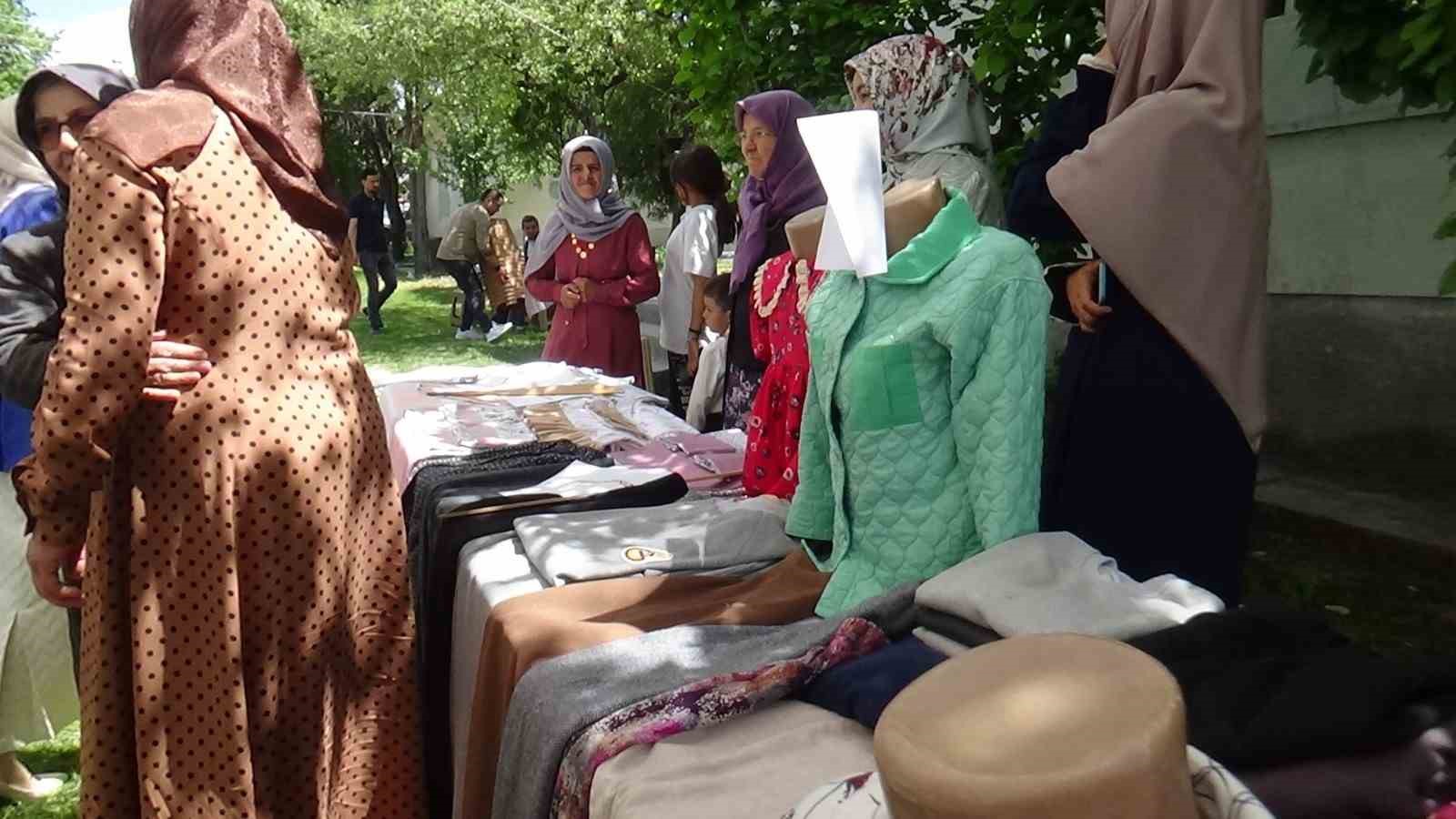 8 kadın halk eğitimde öğrendiği işçilikle, el emeği ürünlerle sergi açtı
