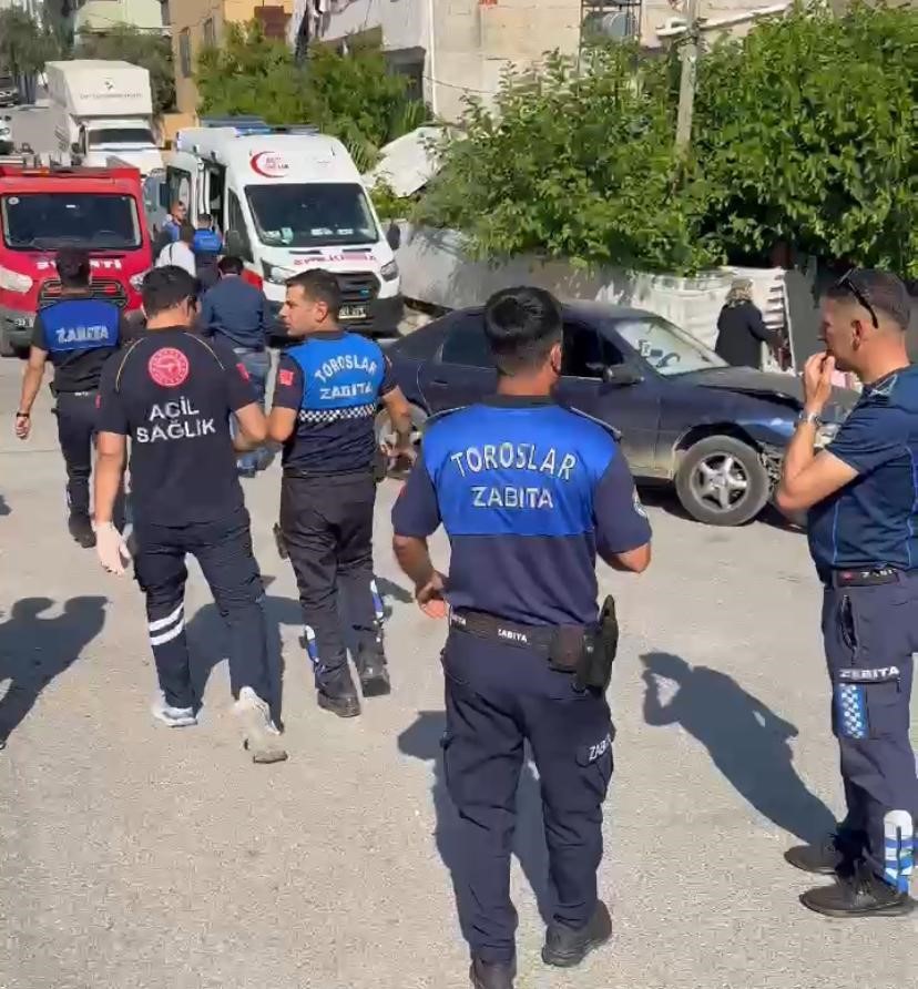 Motor ehliyetli otomobil sürücüsünün çarptığı zabıta aracı devrildi: 2 yaralı
