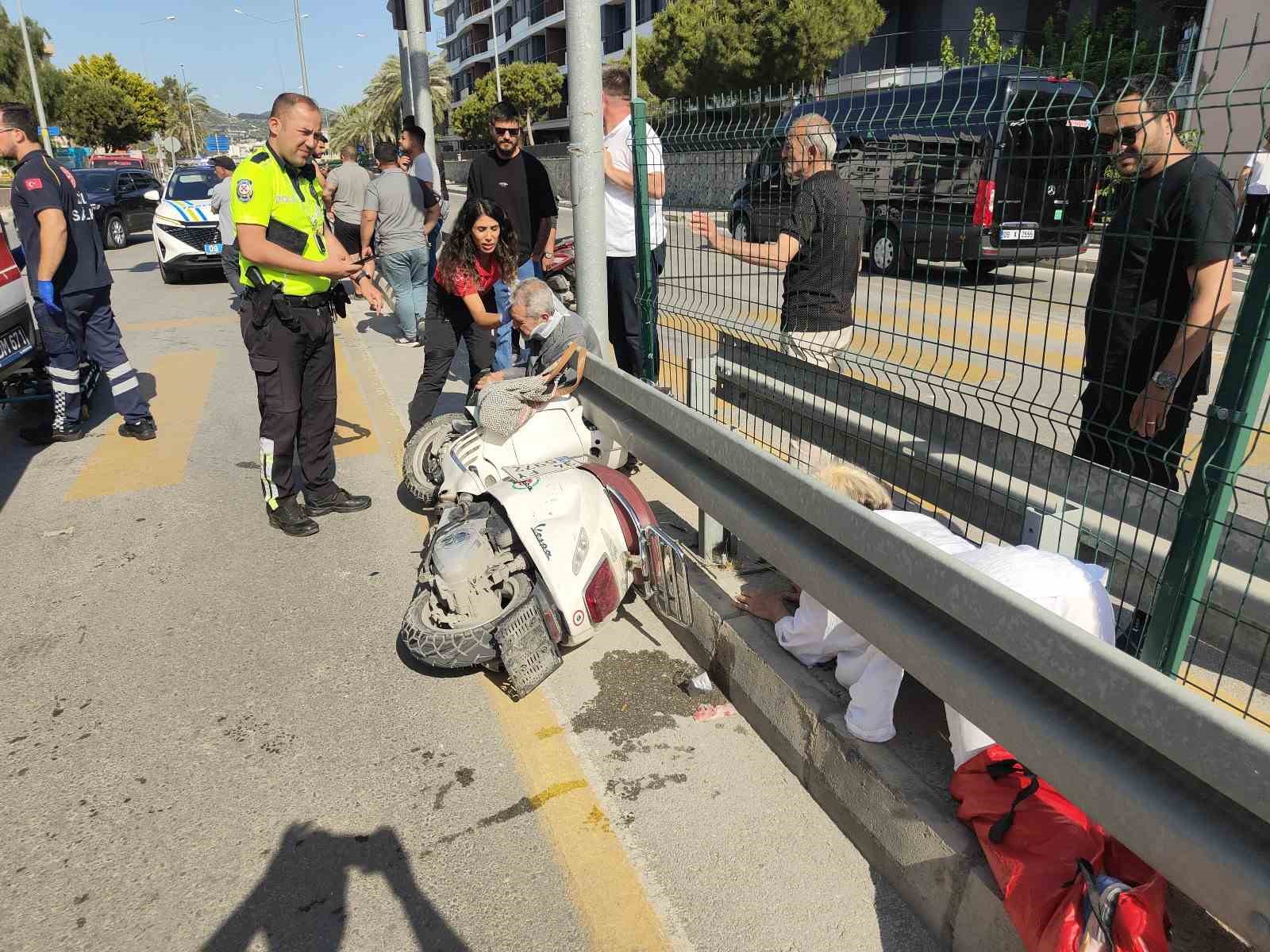 Yaya geçidini kullanan motosiklete servis aracı çarptı: 1’i ağır 2 yaralı
