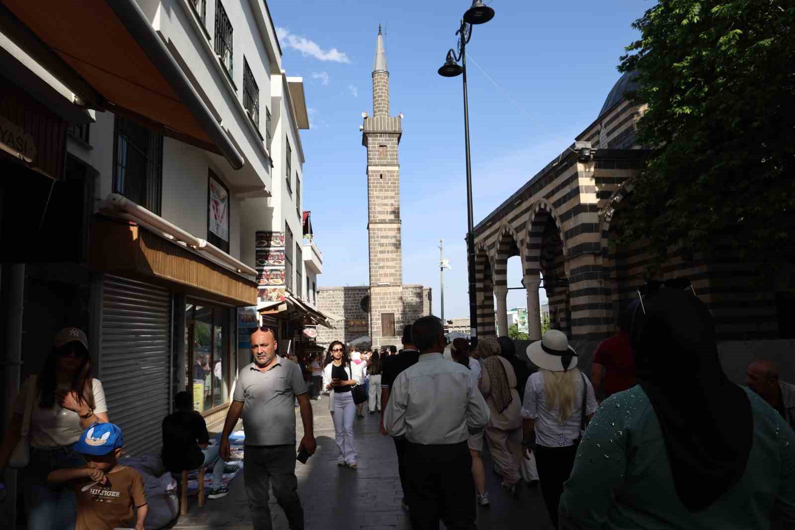 Diyarbakır’a gelen ziyaretçiler 540 yıllık ‘Dört Ayaklı Minare’nin etrafından 7 kez geçerek dilekte bulunuyor
