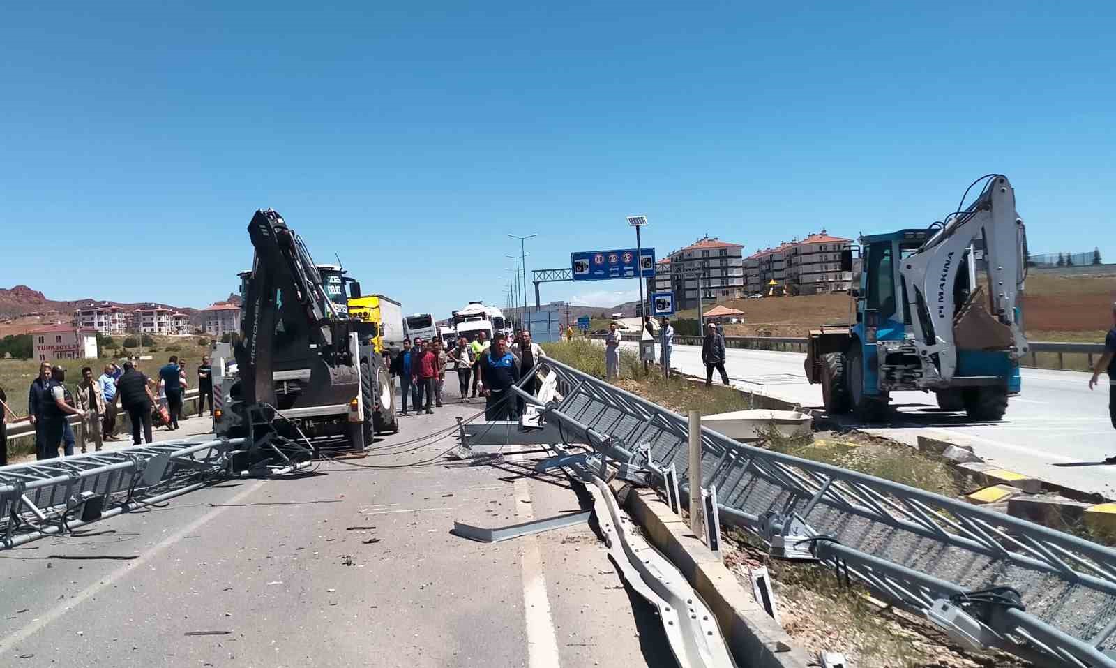 Yolcu otob&uuml;s&uuml; EDS direğini devirip karşı şeride ge&ccedil;ti: 2 yaralı
