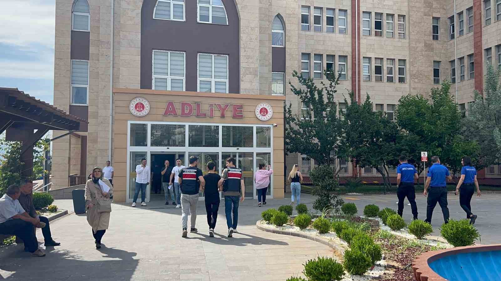 Motosikletle telef olan k&ouml;peği s&uuml;r&uuml;kleyen şahıs adli kontrolle serbest kaldı
