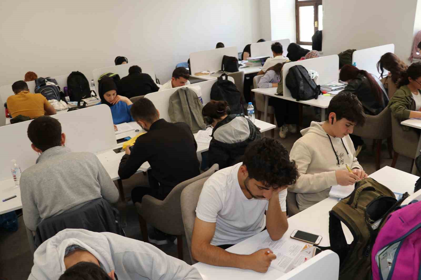 Van İl Halk Kütüphanesine yoğun ilgi