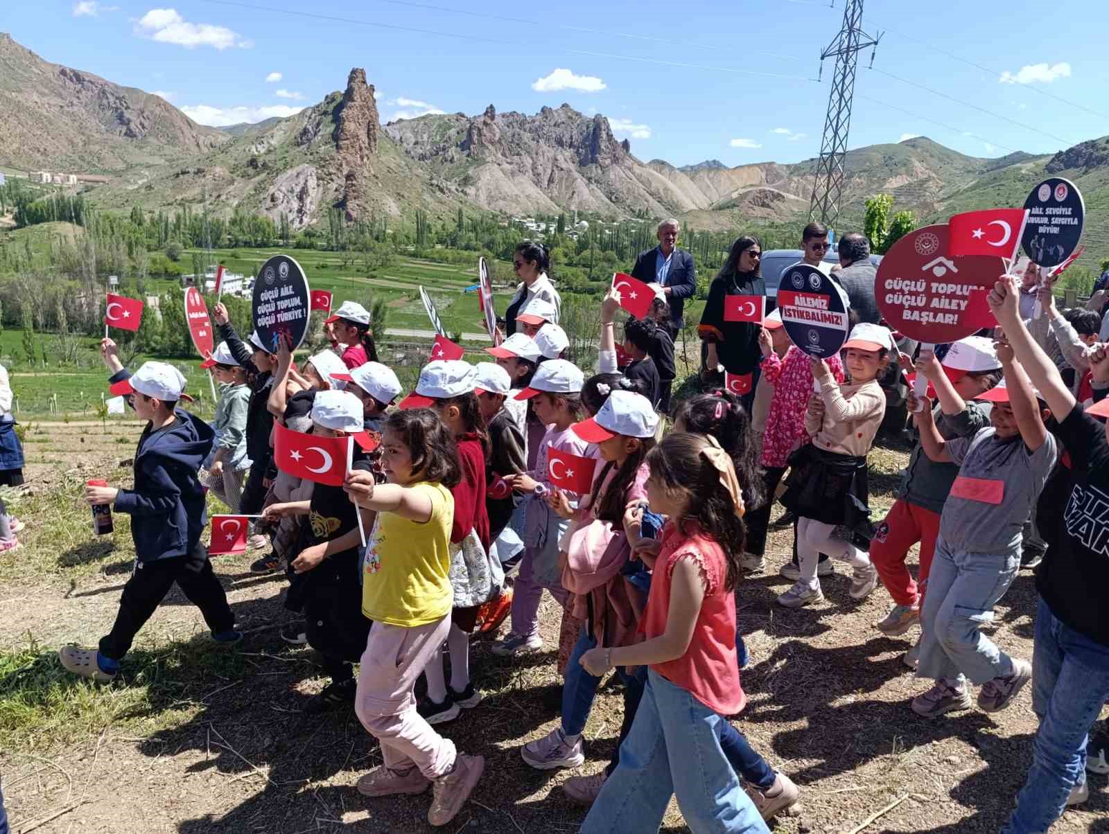 Yeni doğan bebekler hatıra ormanına ilk fidanlar dikildi
