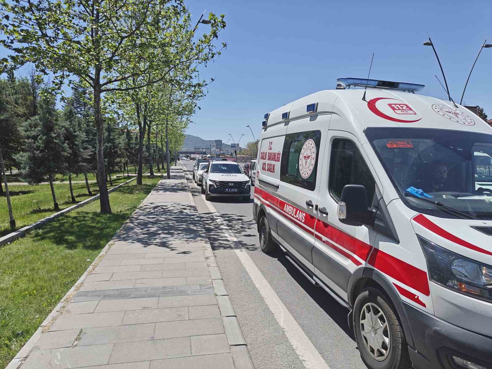 Motosiklet servise &ccedil;arptı: 2 yaralı
