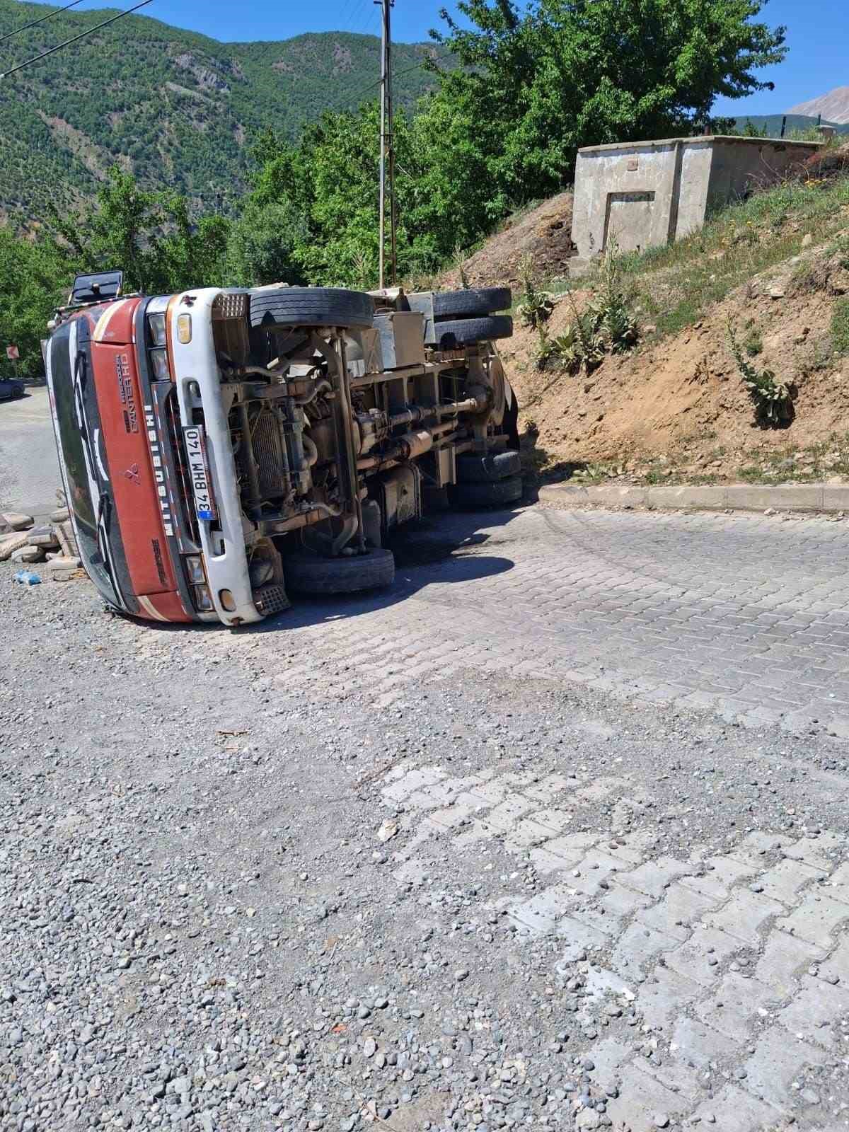 &Ccedil;imento y&uuml;kl&uuml; kamyon devrildi: 1 yaralı
