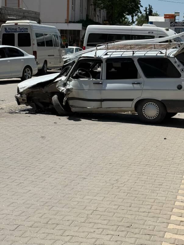 Minibüs ile otomobil çarpıştı