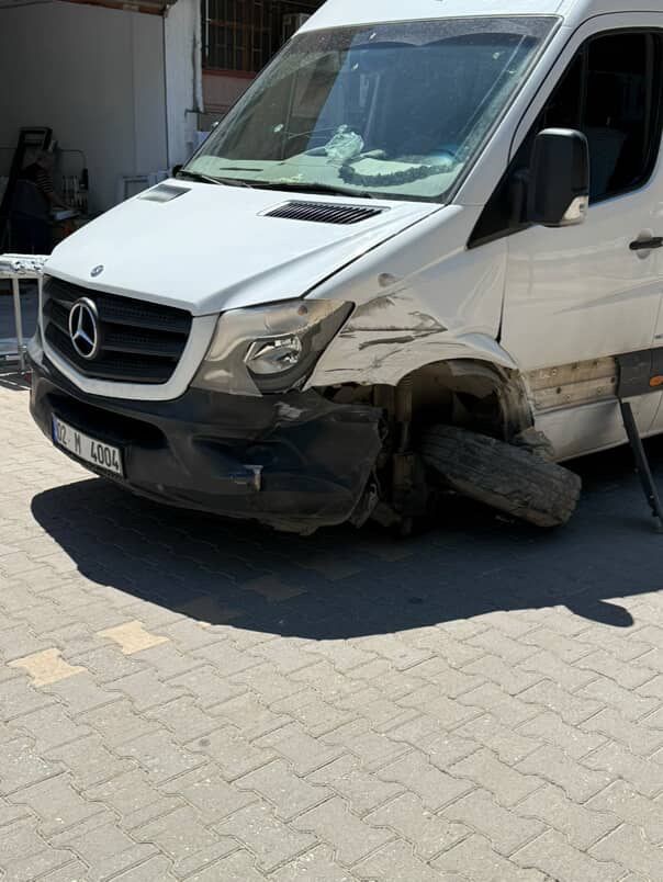 Minibüs ile otomobil çarpıştı