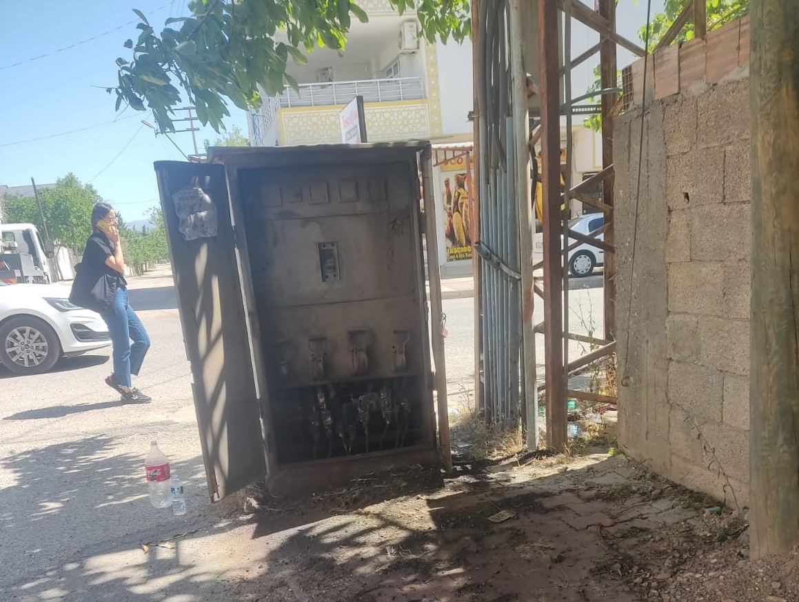 Elektrik trafosu patladı: 1 yaralı
