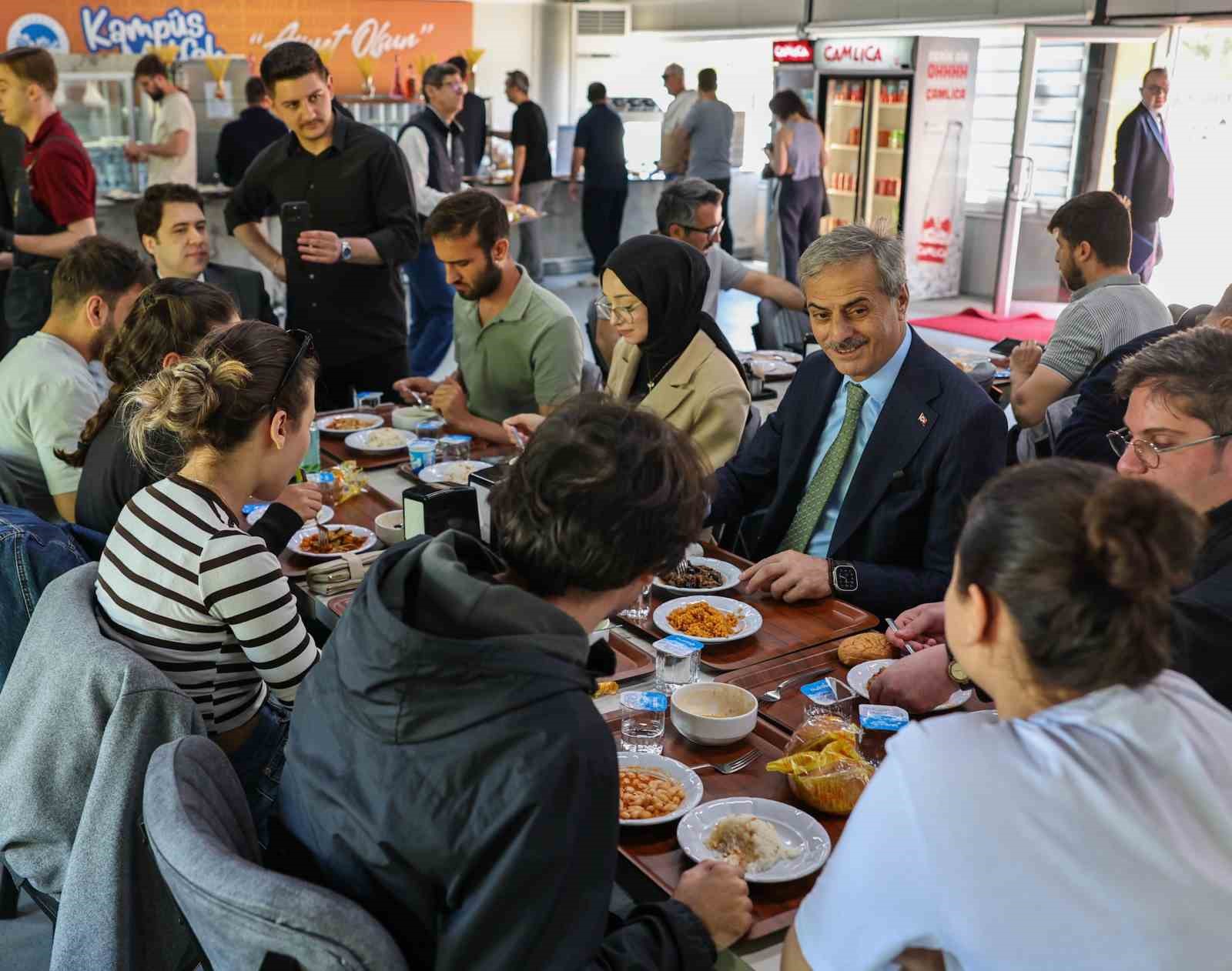 Başkan Alemdar’dan gençlerle saha mesaisi
