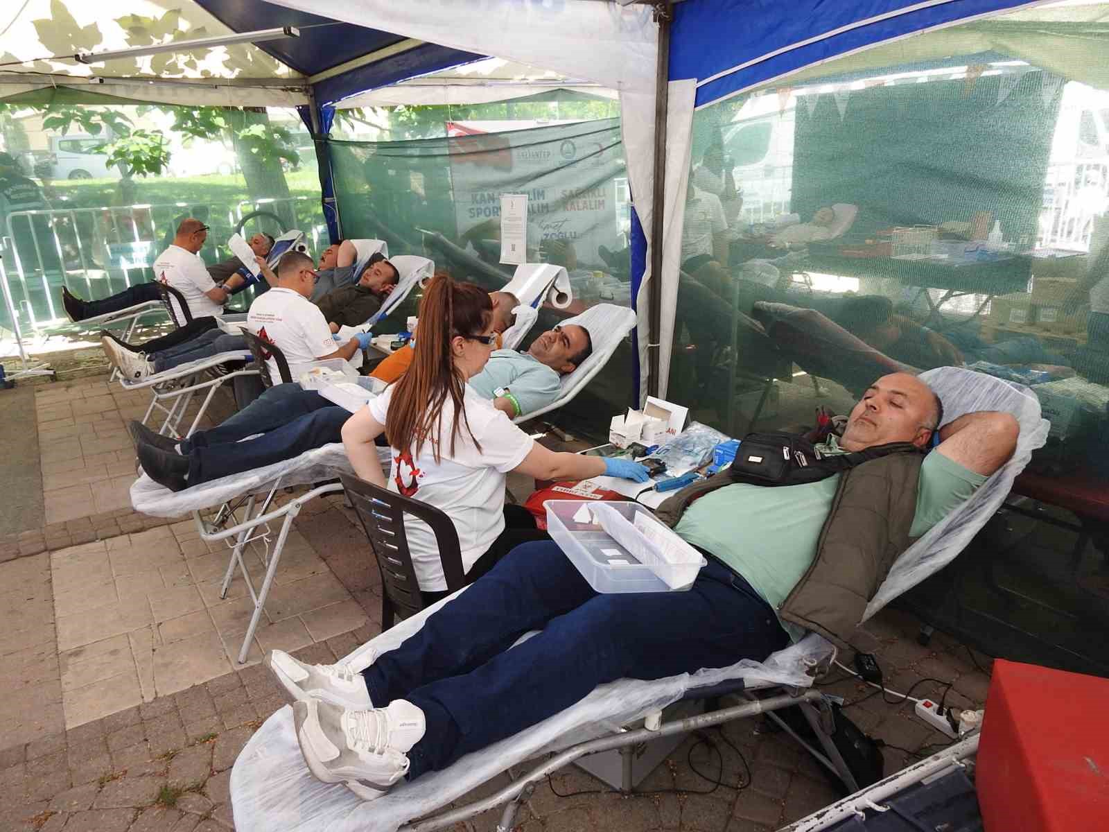 Gaziantep’te kan bağışı kampanyasına vatandaşlar akın etti