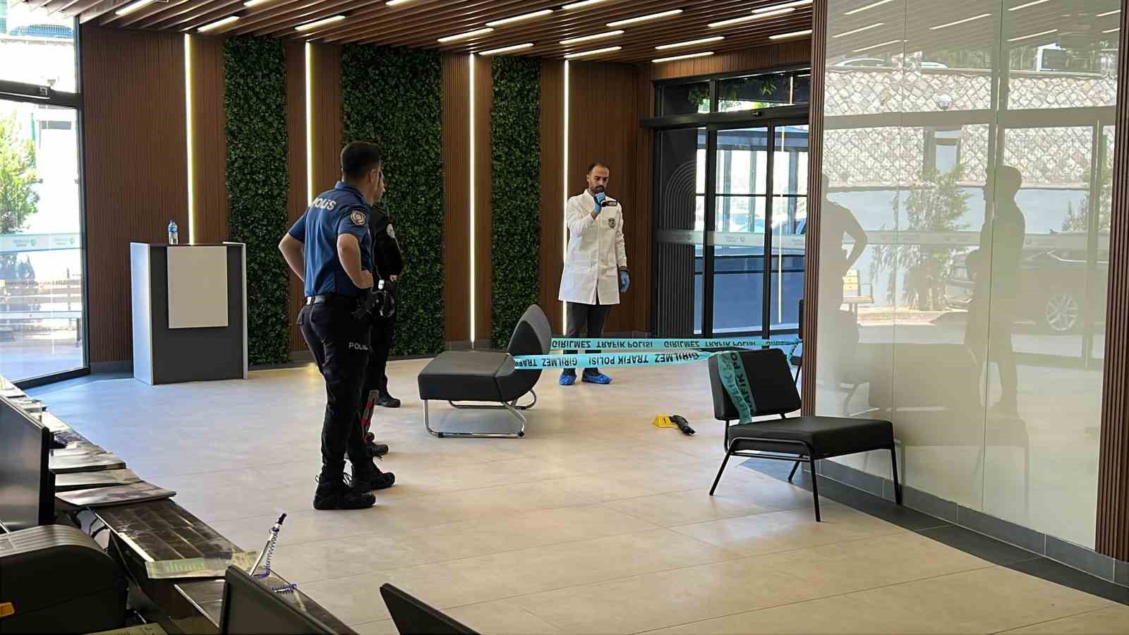 Hastanede eski eş dehşeti: Ayrıldığı tıbbi sekreter karısını öldürdü