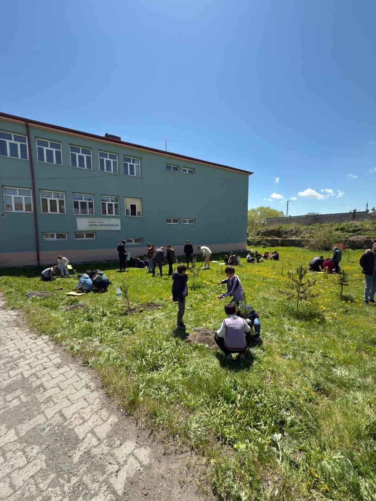 Öğrencilerden Fidan Dikimi Etkinliği