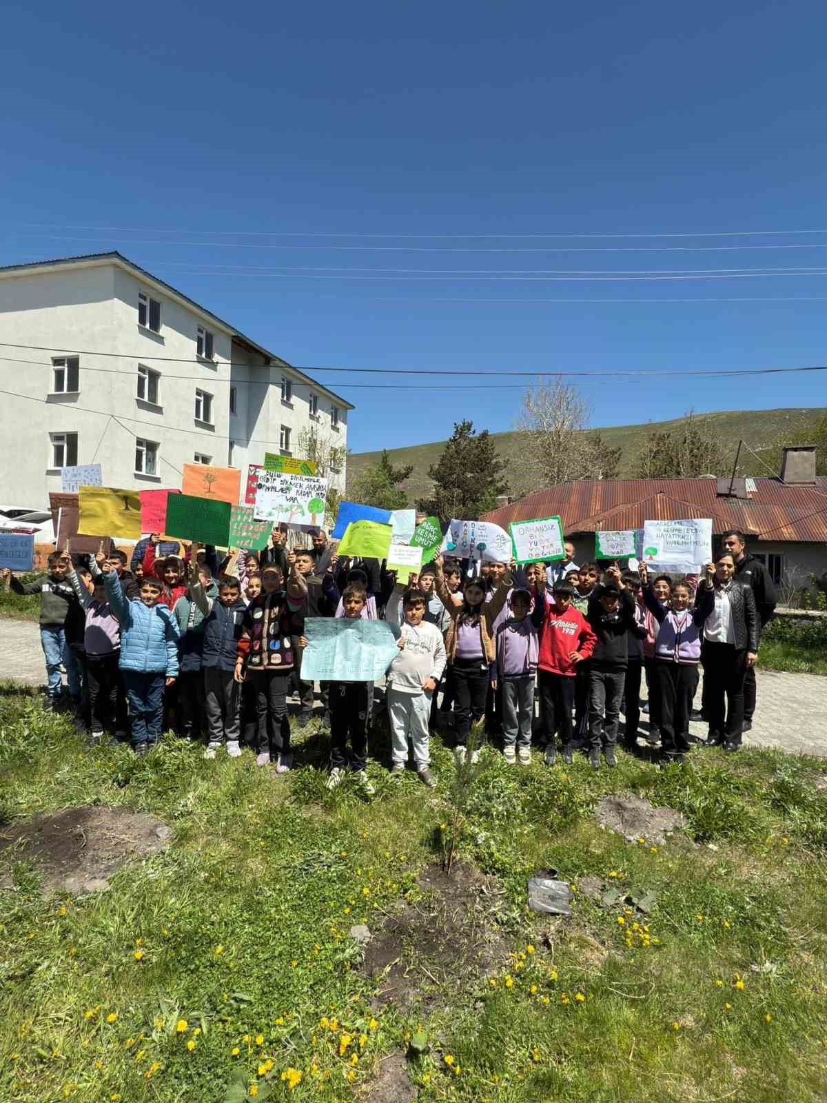 &Ouml;ğrencilerden Fidan Dikimi Etkinliği
