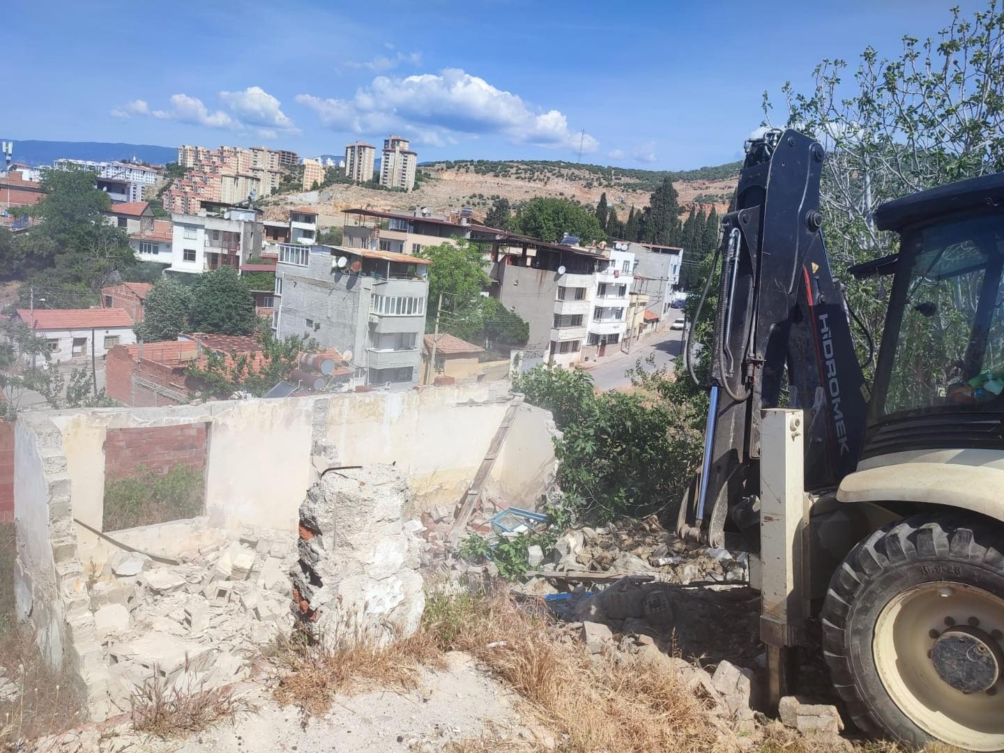 Edremit&rsquo;te metruk binalar yıkılıyor
