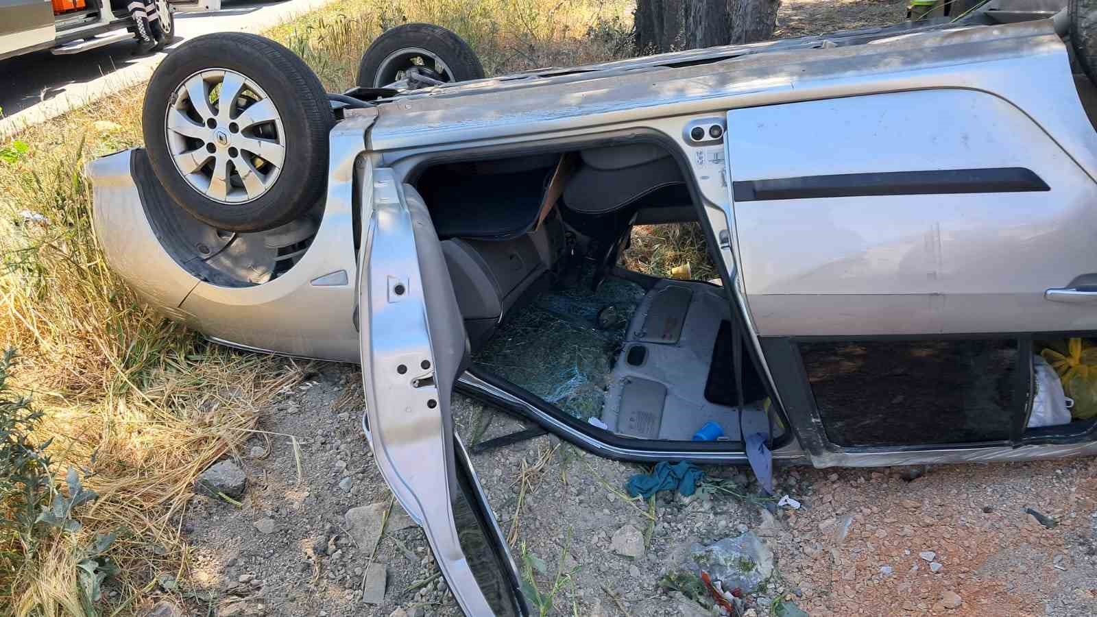 Balıkesir&rsquo;de takla atan ara&ccedil;ta ki 2 şahıs yaralandı
