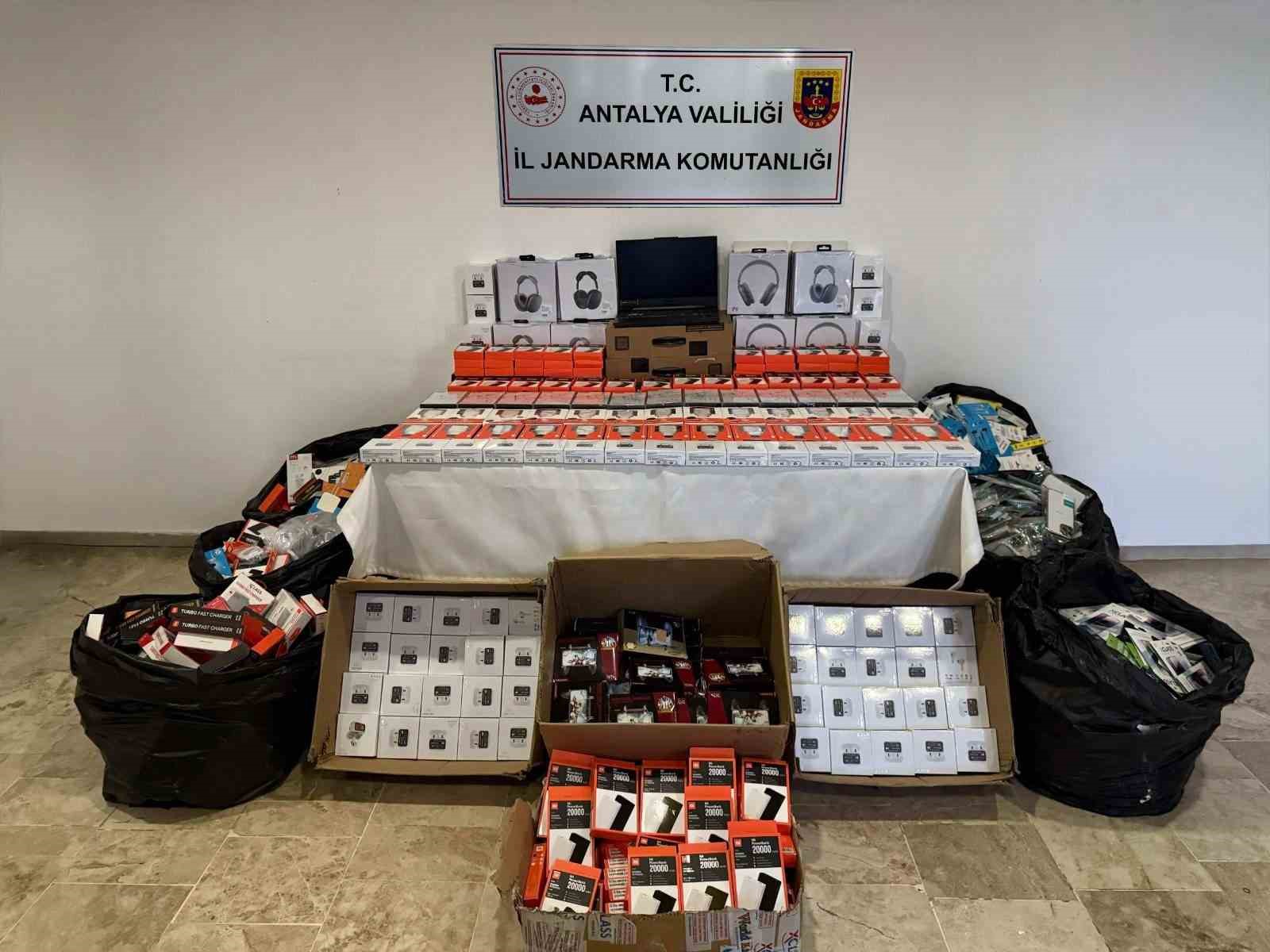 Antalya’da telefon aksesuarı operasyonunda binlerce ürün ele geçirildi