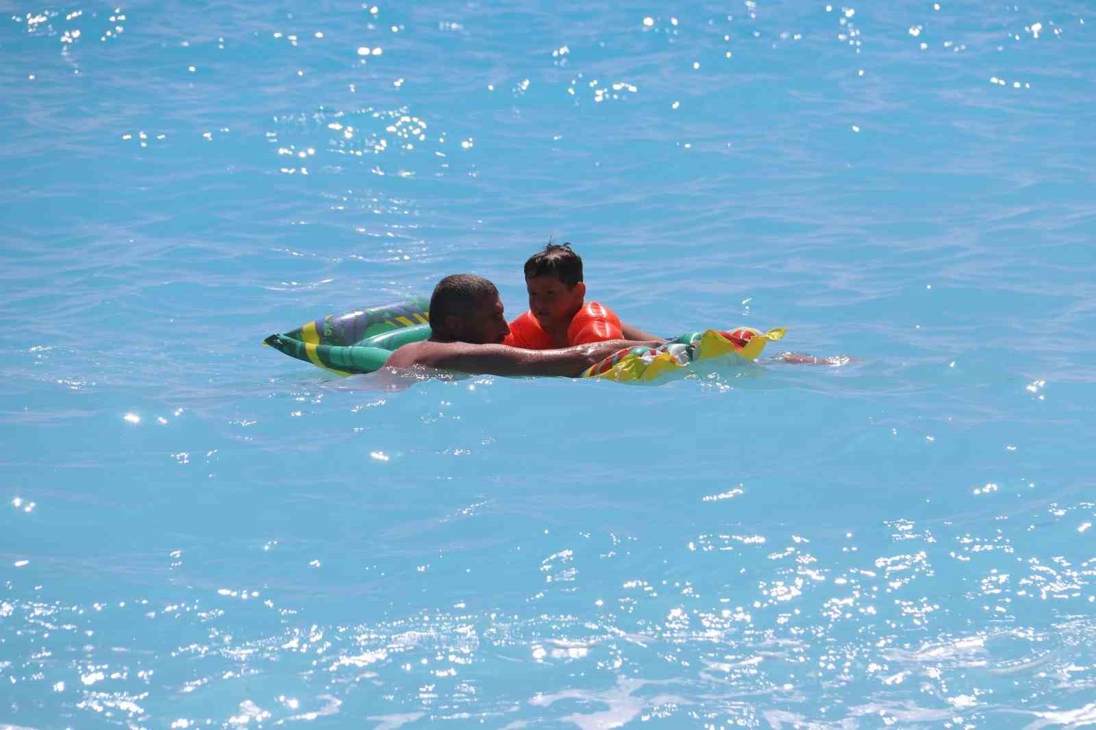 Ölüdeniz’de plajlarda sezon hareketliliği başladı