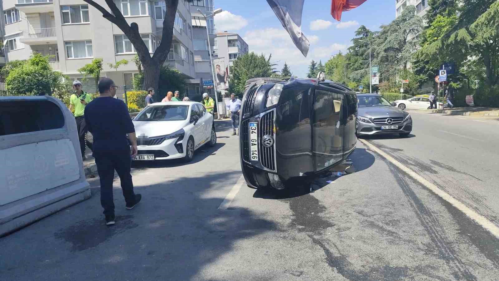 Beşiktaş&rsquo;ta park halindeki araca &ccedil;arpan otomobil yan yattı: 1 yaralı
