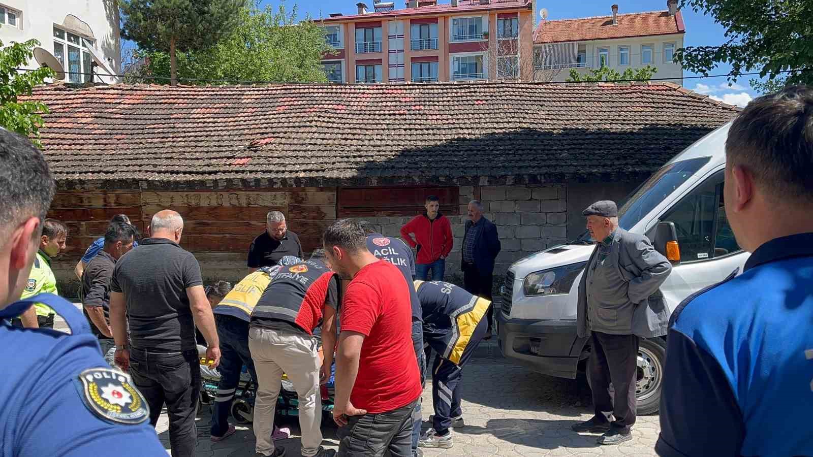 Motosikletten d&uuml;şen s&uuml;r&uuml;c&uuml; yaralandı
