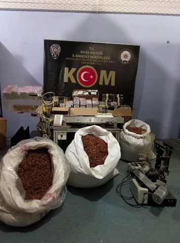 Ka&ccedil;ak sigaraları sararken yakalandılar
