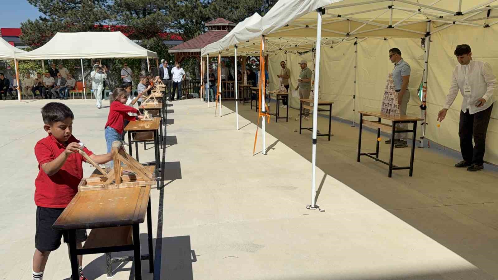 Dijital değil gerçek oyuncaklarla yarıştılar