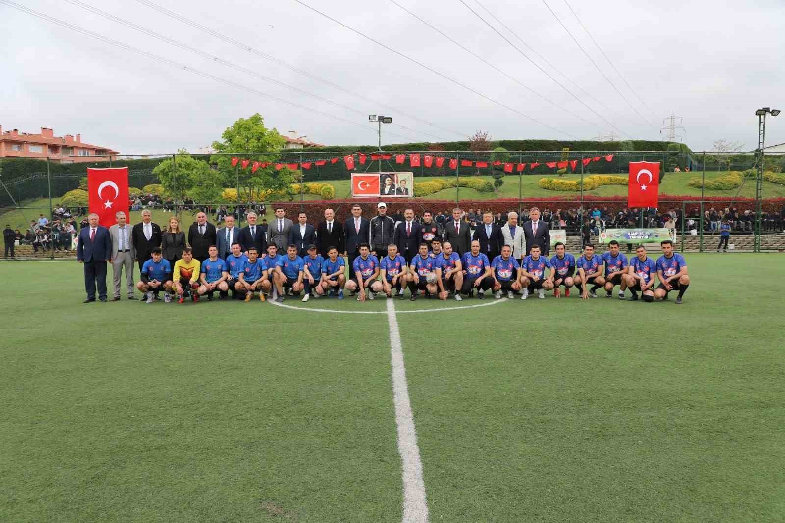 Cumhuriyet savcıları ile kurum müdürleri dostluk maçında sahaya çıktı