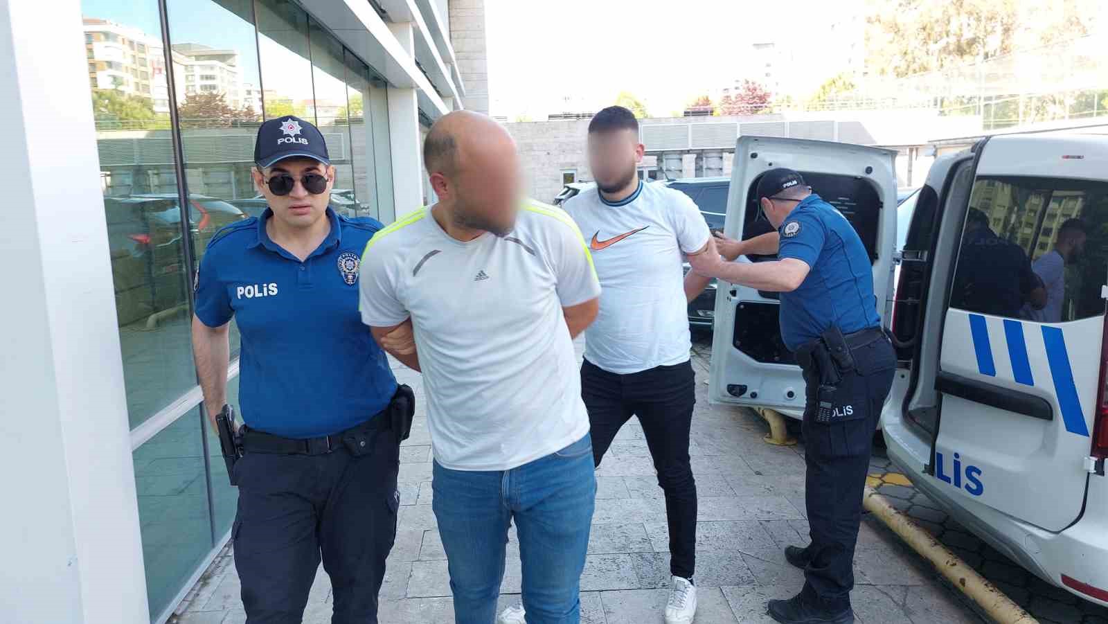 Park halindeki araca benzin döküp yaktılar