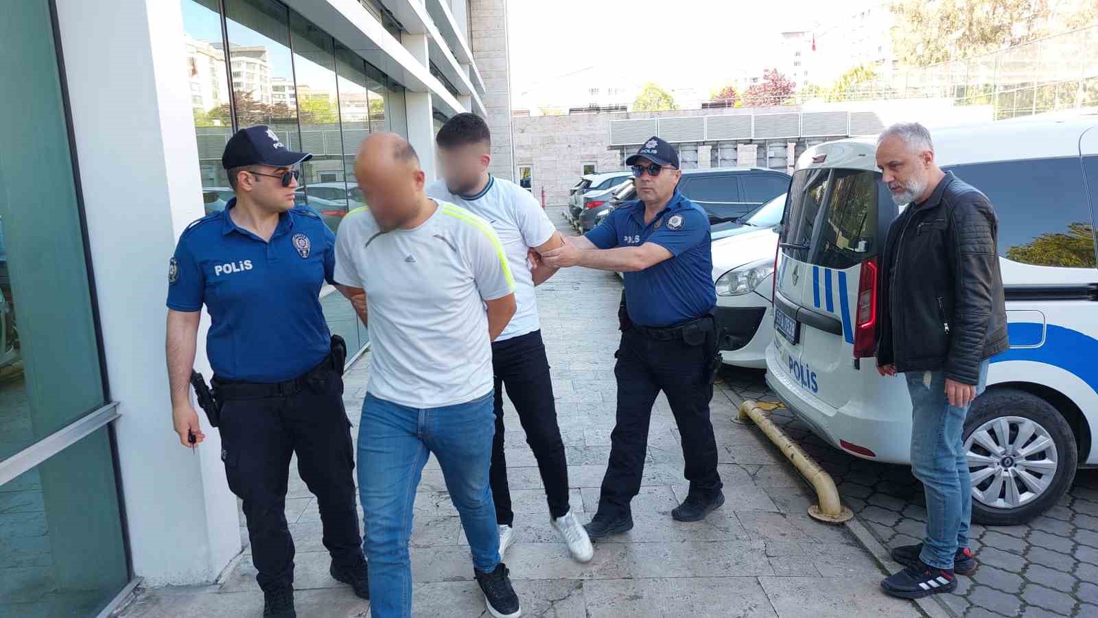 Park halindeki araca benzin d&ouml;k&uuml;p yaktılar
