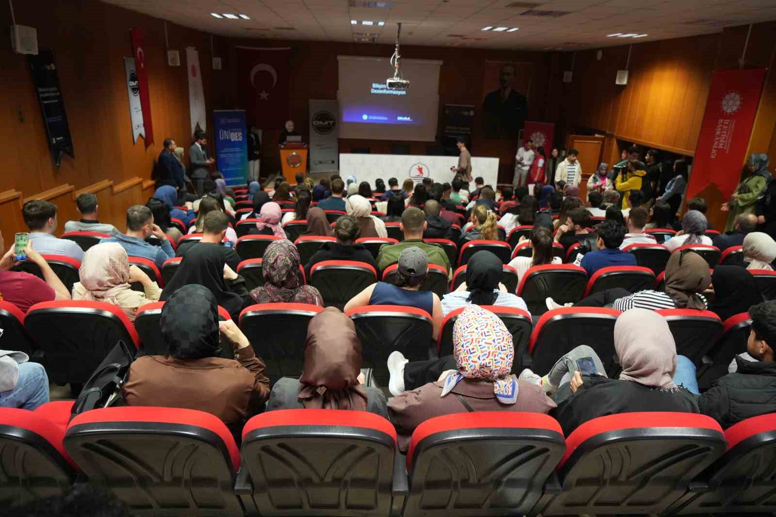 Samsun’da "Bilişim Çağında Dezenformasyon" konferansı
