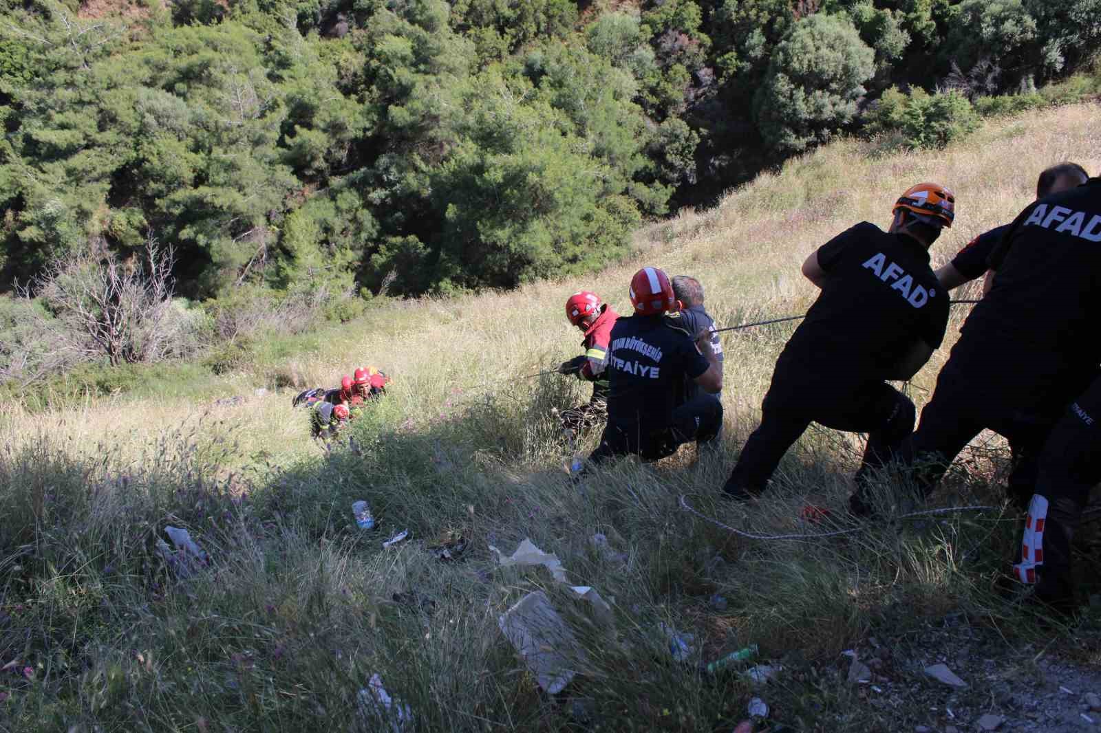 Virajı alamayan motosiklet uçuruma yuvarlandı