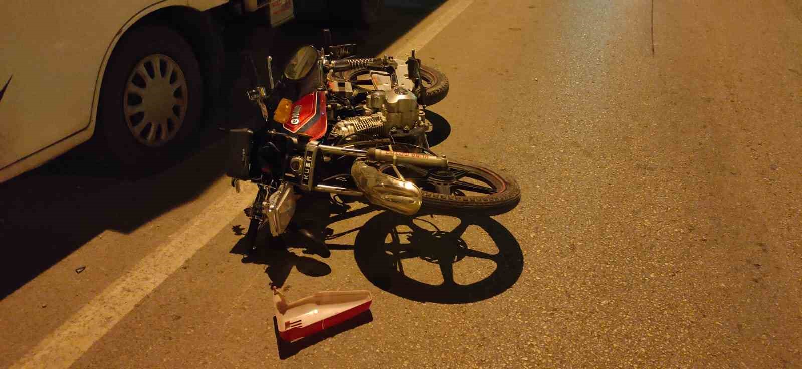 Isparta&rsquo;da &ccedil;&ouml;p konteynerine &ccedil;arpan motosiklet s&uuml;r&uuml;c&uuml;s&uuml; yaralandı
