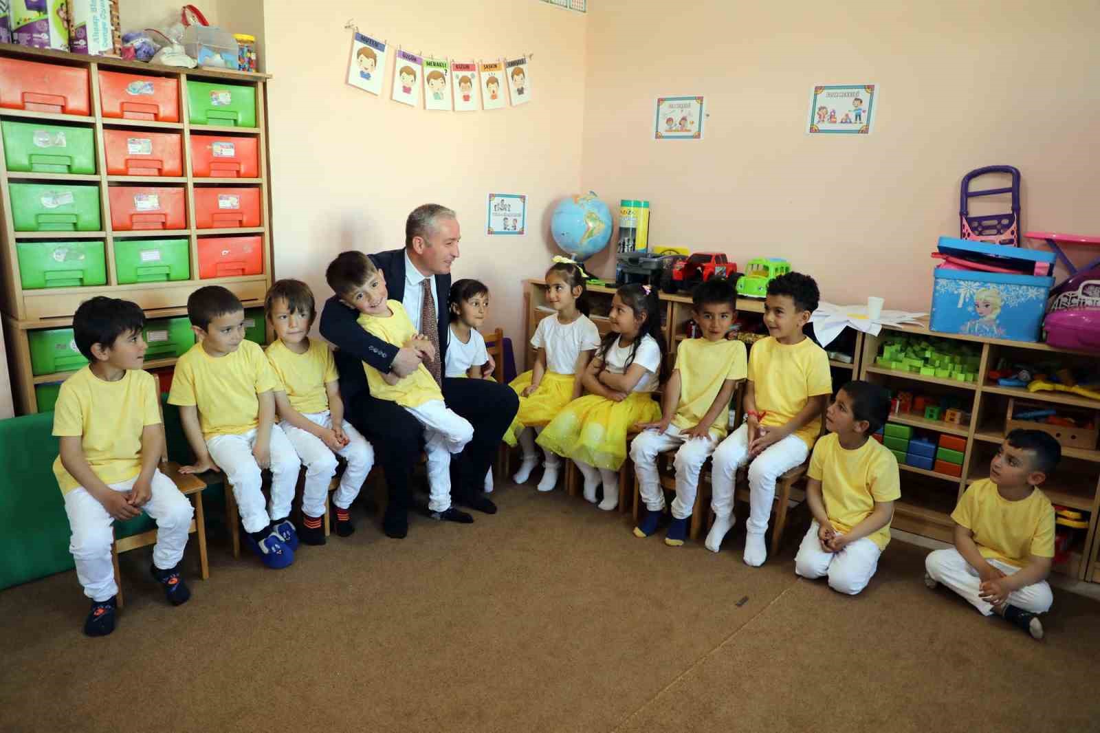 Ağrı’da öğrenciler bahar şenliğinde doyasıya eğlendi
