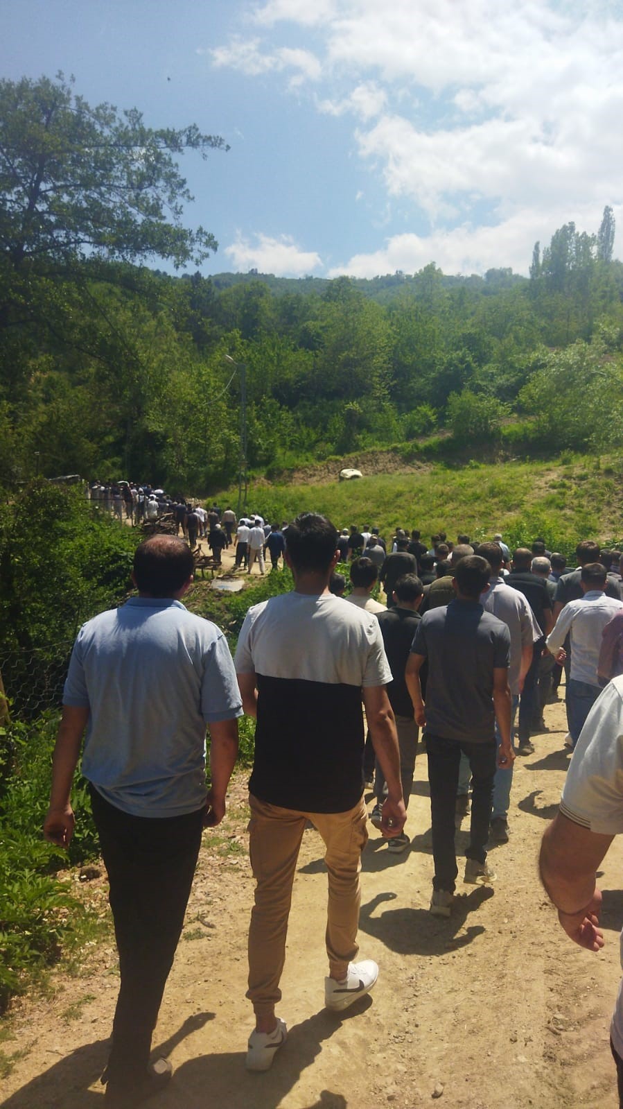 Trakt&ouml;r&uuml;n altında kalan 7 yaşındaki Nur, g&ouml;zyaşları arasında toprağa verildi
