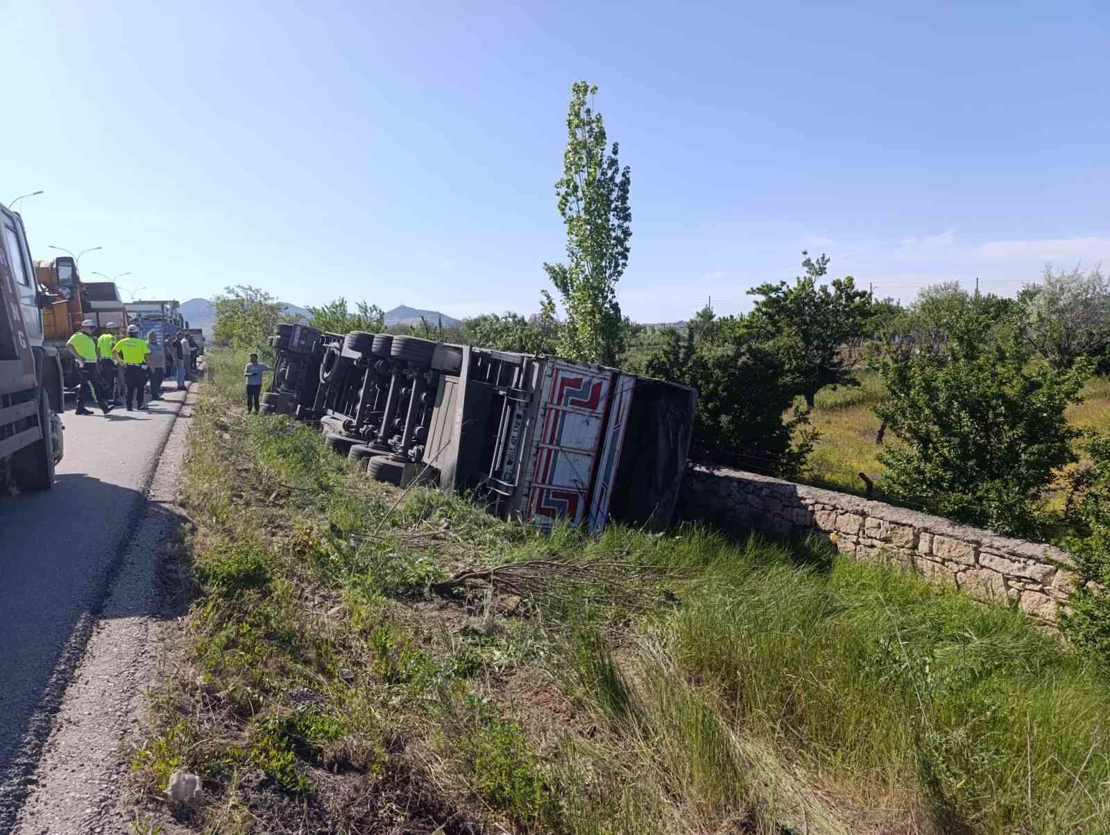 Angus y&uuml;kl&uuml; tır devrildi, 1 kişi yaralandı
