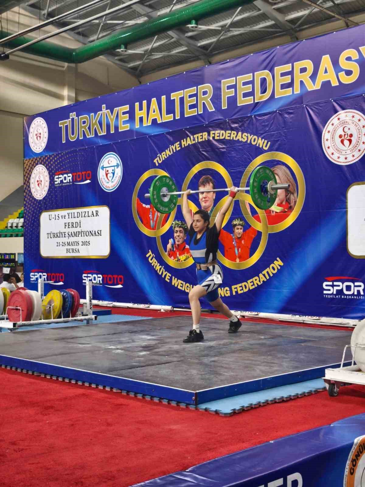 Naim S&uuml;leymanoğlu Spor Kompleksi&rsquo;nde halter r&uuml;zgarı
