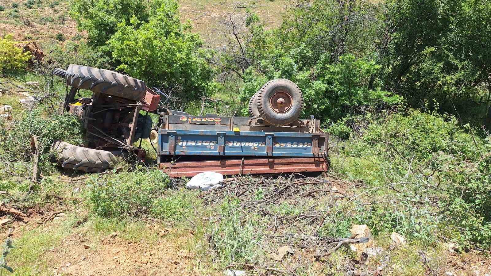 Devrilen traktörün sürücüsü hayatını kaybetti