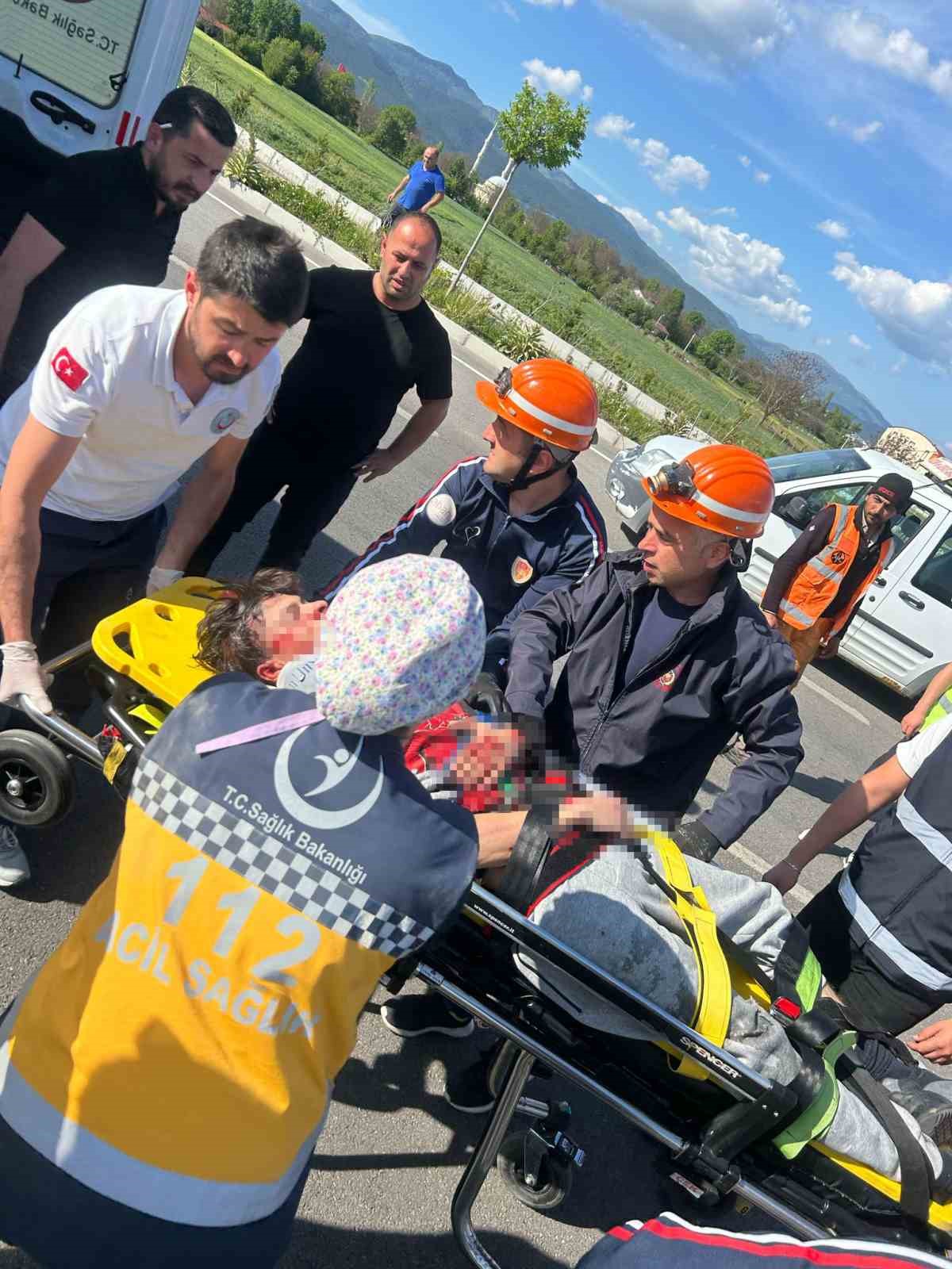 Bolu&rsquo;da kırmızı ışıkta ge&ccedil;en bisikletli tırın altında kaldı: Gen&ccedil; s&uuml;r&uuml;c&uuml; ağır yaralı
