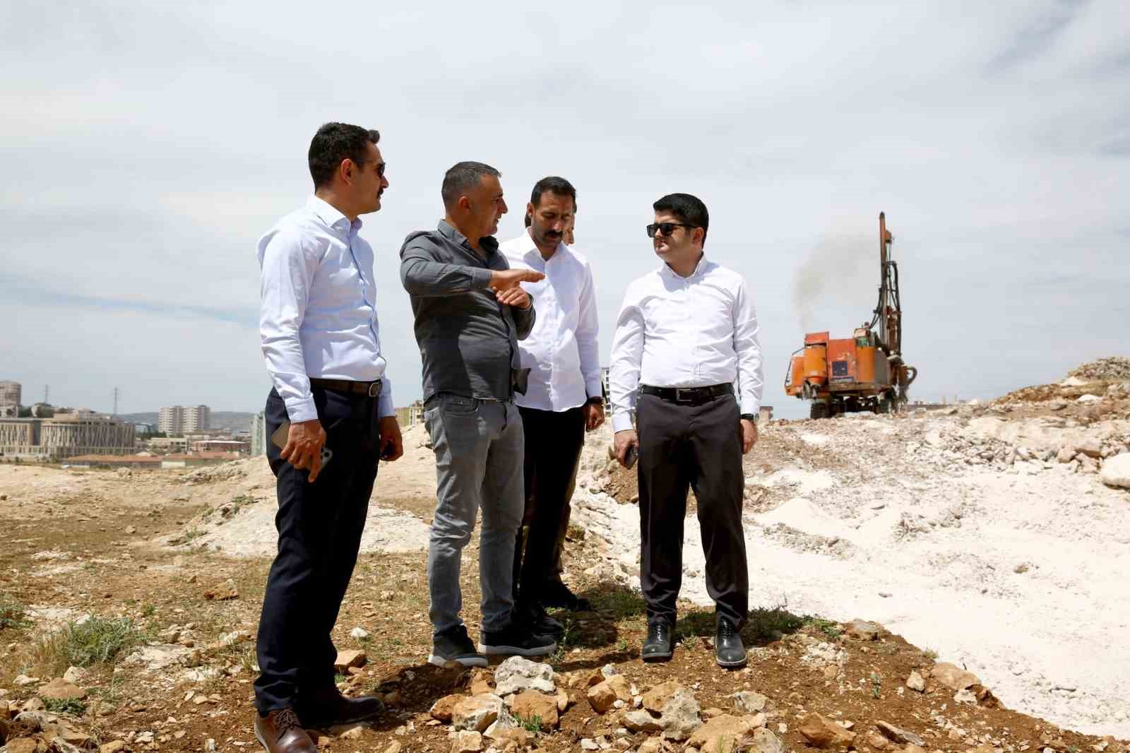 Mardin&rsquo;de Ravza-Kasımiye yol &ccedil;alışmaları t&uuml;m hızıyla s&uuml;r&uuml;yor
