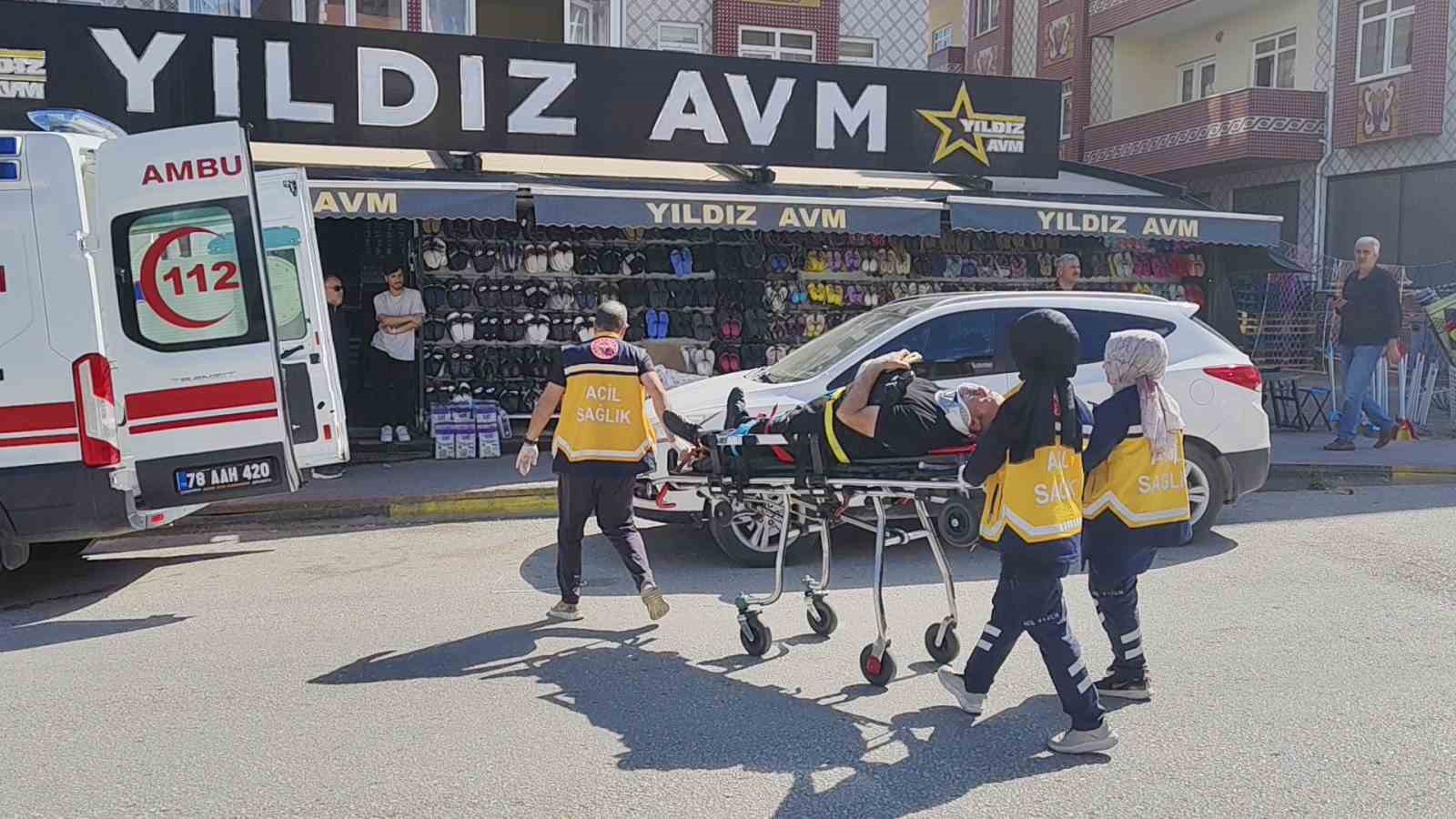 Motosiklet kazasında yaralanan yayayı g&uuml;neşten şemsiye yardımıyla korudular
