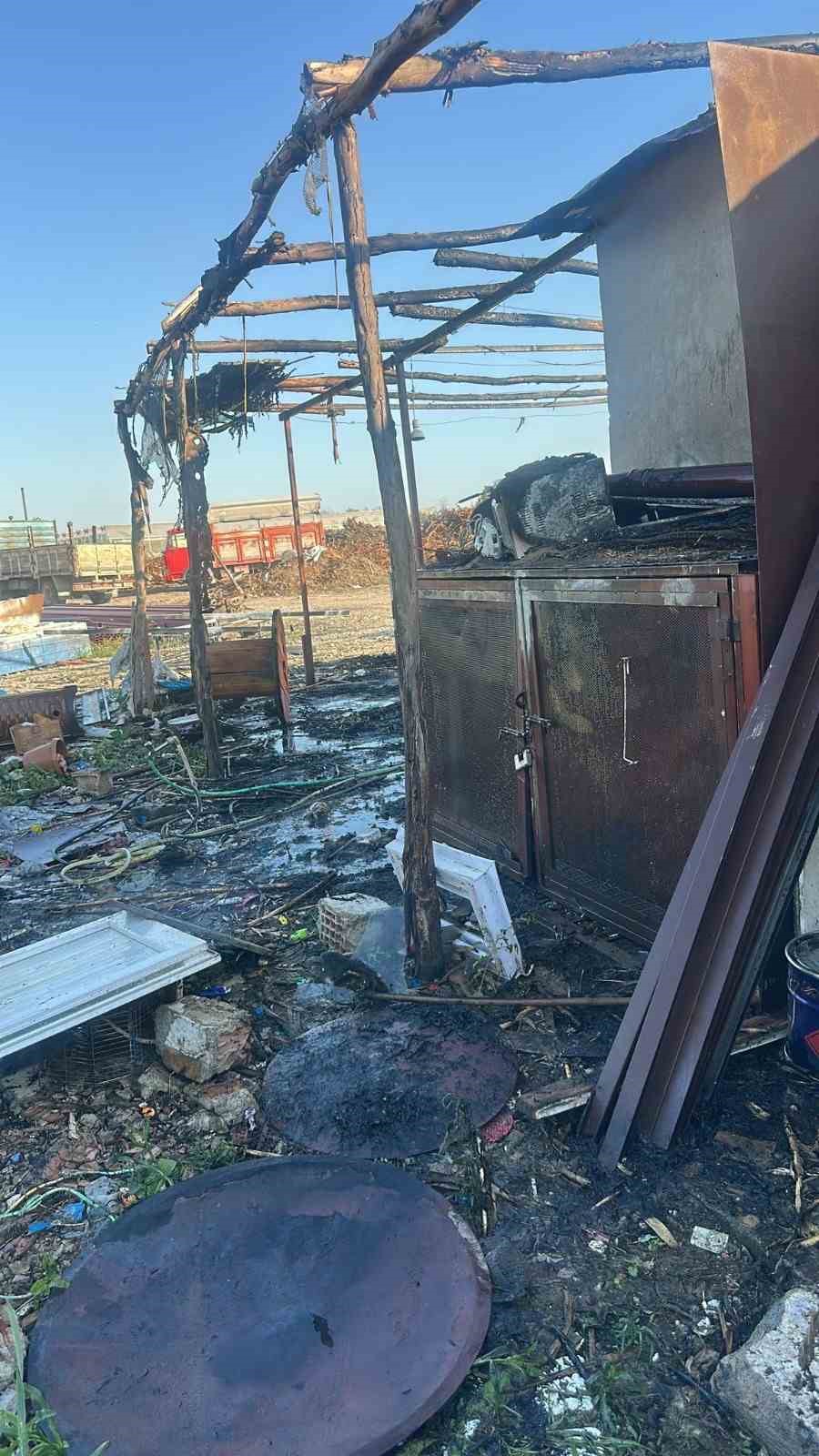 Bah&ccedil;e evinde &ccedil;ıkan yangın maddi hasara neden oldu
