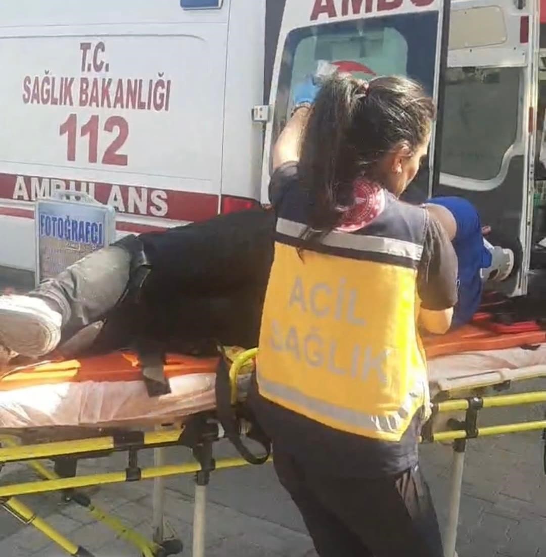 Husumetlisini sokak ortasında bı&ccedil;akladı
