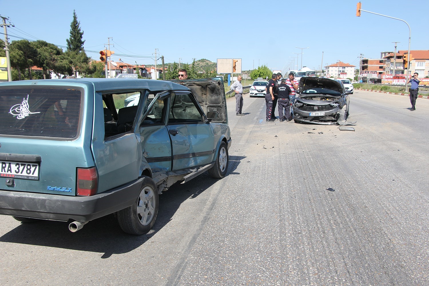 2 otomobil kavşakta çarpıştı: 1 yaralı